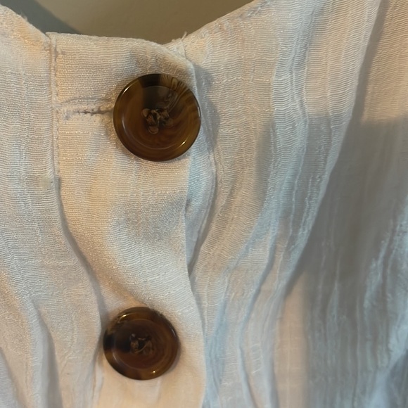 Lovely white summer dress with buttons - Picture 2 of 3